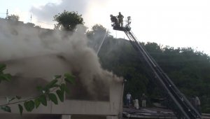 Üsküdar'da çatı katında yangın: Anne ve 2 çocuğu mahsur kaldı