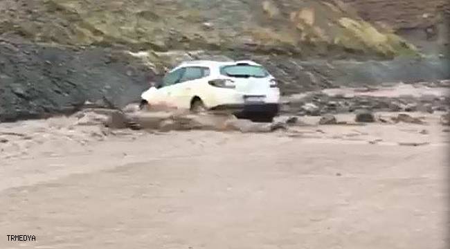 Van'da sel nedeniyle araçlar mahsur kaldı