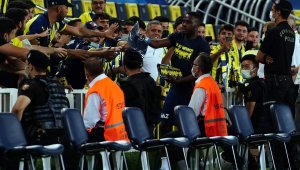 Fenerbahçeli futbolculardan taraftara tişört