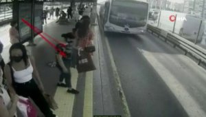 Metrobüste yankesicilik yapan kadınlar kamerada