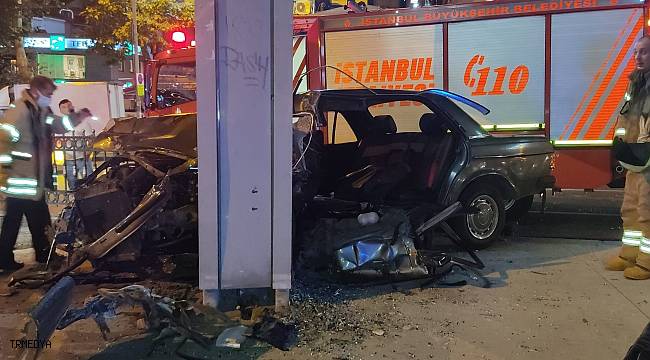 Beşiktaş'ta demir korkuluklara çarpan otomobil hurdaya döndü