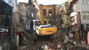 Gölcük depreminde ağır hasar gören bina 22 yıl sonra yıkıldı