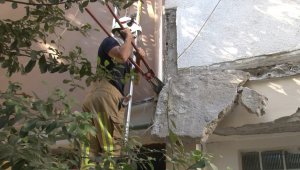 Kadıköy'de 25 yıllık binanın balkonları çöktü, mahalleli sokağa döküldü