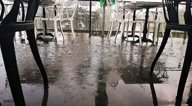 Marmaris'te dolu ile karışık sağanak yağış hayatı olumsuz etkiledi