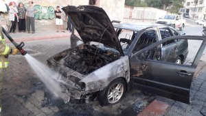 Park halindeki araç alev alev yandı