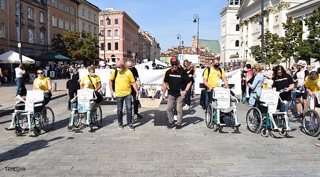 Polonya'da 20 bine yakın sağlık çalışanı hükümete karşı sokaklara döküldü