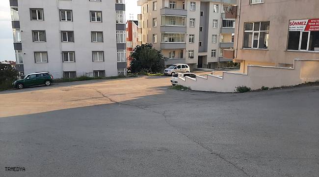 Sinop'ta dehşet anları: Yokuş aşağı kayan bebek arabası apartman bahçesine düştü