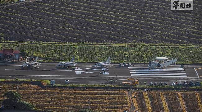 Tayvan savaş uçakları otoyola kurulan geçici piste iniş yaptı