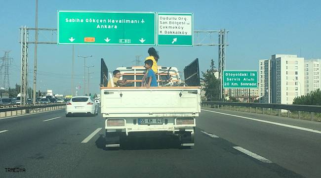 TEM'de kamyonet kasasındaki çocukların tehlikeli yolculuğu