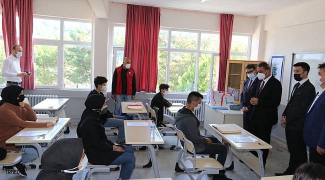 Türkeli ve Ayancık'ta öğrencilere tablet dağıtıldı
