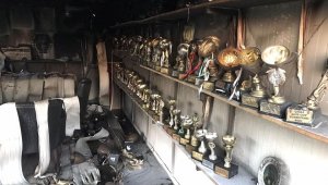 Yangında bir tek şehidin emanetleri ve Türk bayrağı yanmadı