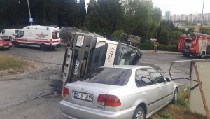 Bahçelievler'de beton mikseri, park halindeki otomobilin üzerine devrildi: Facia ucuz atlatıldı