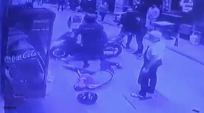 Beyoğlu'nda hareketli anlar: Polisten kaçan motosikletliyi bir tekmeyle yere serdi