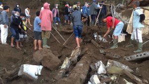 Endonezya'da 4.8 büyüklüğünde deprem: 3 ölü, 7 yaralı