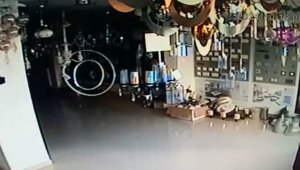 Kaş açıklarındaki deprem anı güvenlik kamerasında