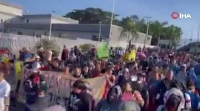 Meksika'da göçmenlerden başkent Mexico City'e protesto yürüyüşü