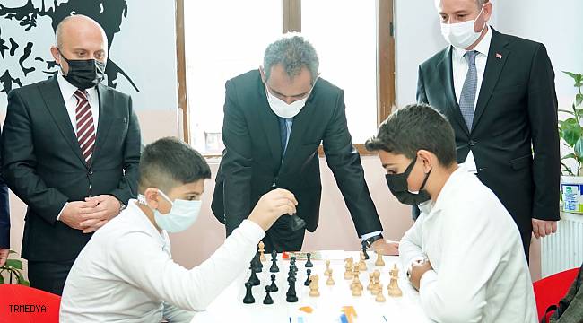 Milli Eğitim Bakanı Özer, öğrencilerle satranç oynayıp kitap okudu