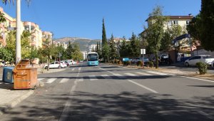 Otobüsün altında kalmaktan son anda kurtuldu