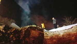 Alevler 2 katlı metruk binayı kül etti, büyükbaş hayvan sahipleri çatıda 3 saat nöbet tuttu