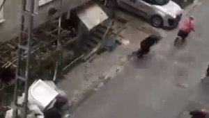 Avcılar'da bir kadın uçan çatıdan son anda kurtuldu