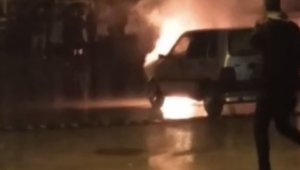 Bursa'da seyir halinde otomobil yandı, sürücü canını zor kurtardı