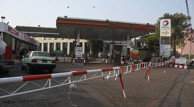 Pakistan'da akar yakıt istasyonları önünde uzun kuyruklar oluştu