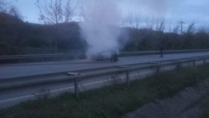Seyir halindeki otomobil alev alev yandı