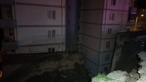 8 bloktan oluşan sitenin istinat duvarı yıkıldı: 88 daire tahliye edildi