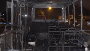 Alev topuna dönen minibüsten geriye iskeleti kaldı