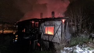 Alevler geceyi aydınlattı iki katlı ev kül oldu