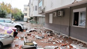 Antalya'da uçan çatı duvarı 4 aracın üzerine düşerek ortalığı savaş alanına çevirdi