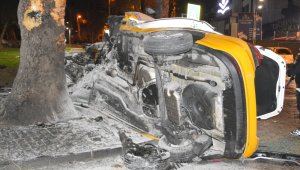 Babasının çalıştığı ticari taksisi ile ağaca çarpan genç hayatını kaybetti