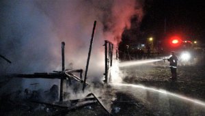 Bağ evi alevlere teslim oldu