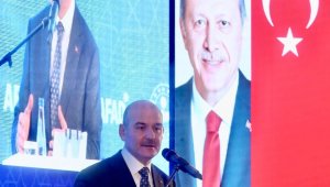Bakan Soylu: "Angelina Jolie fotoğrafıyla göç meselesini çözmeye çalıştılar"
