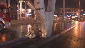 Beylikdüzü'nde hafriyat kamyonunun üst geçidin ayağına çarptığı anlar kamerada