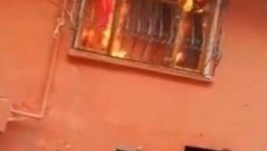 Bursa'da ev alev alev yanarken Türk bayrağının ise alevlerden etkilenmemesi görenleri şaşkına çevirdi