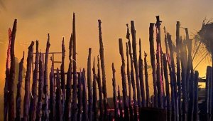 Çeşme'de yıldırım düşmesi sonucu bir iş yerinde yangın çıktı