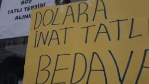 Dövizdeki düşüşe sevinen Malatyalılar bu kez de şehir merkezinde halay çektiler tatlı dağıttılar