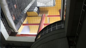 Dünyanın en saçma binasının son kiracısı da taşınıyor