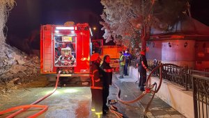 Elektrik sobasından çıkan yangın camiyi yaktı