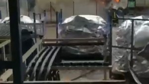 Fabrikaya mal indiren kamyon alev alev yandı