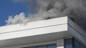 İnşaat halindeki iş merkezinin çatısındaki yangın korkuttu, vatandaşlar balkonlara koştu