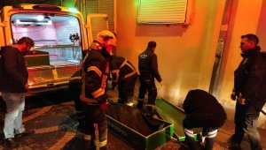 Isınmak için sığındıkları evde ateş yakan 2 kişi yanarak hayatını kaybetti