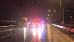 İzmir'de otomobil tırın dorsesine çarptı: 1 ölü