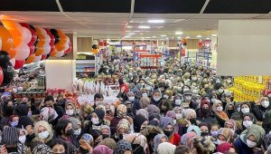 Mağaza açılışında indirim izdihama neden oldu