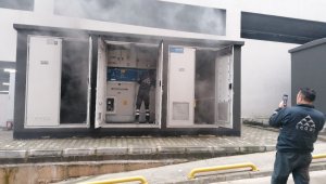 Mahalleyi besleyen trafo patlayıp alev alev yandı