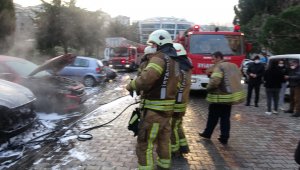 Maltepe'de site içerisinde 3 araç alevlere teslim oldu