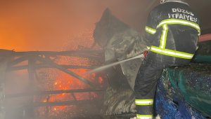 Mobilya fabrikası alev alev yandı çok sayıda işçi dumandan etkilendi