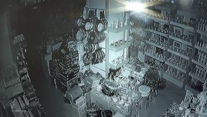 Muradiye'de deprem anı güvenlik kameralarına yansıdı