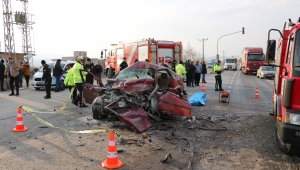 Otomobil ile hafriyat kamyonu çapıştı: 1 ölü, 2 yaralı